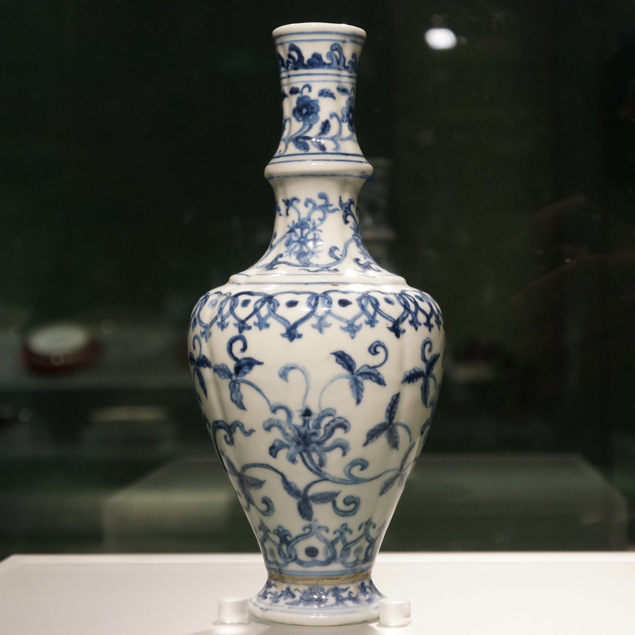 C. 1465-1487 明成化青花缠枝花纹瓜棱净瓶- Hou のDigital Space