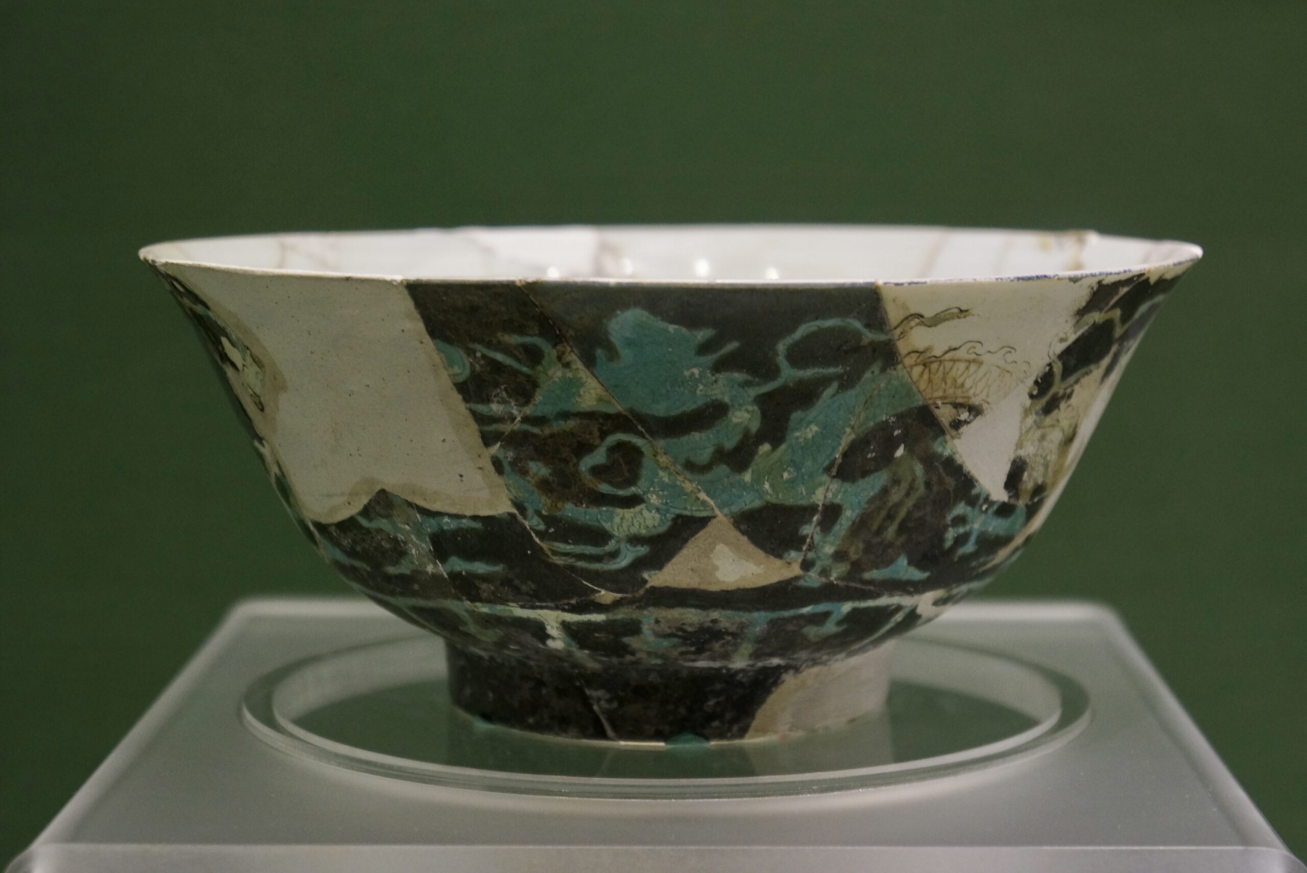 C. 1465-1487 明成化洒蓝地孔雀绿釉锥拱云龙赶珠纹碗- Hou のDigital Space