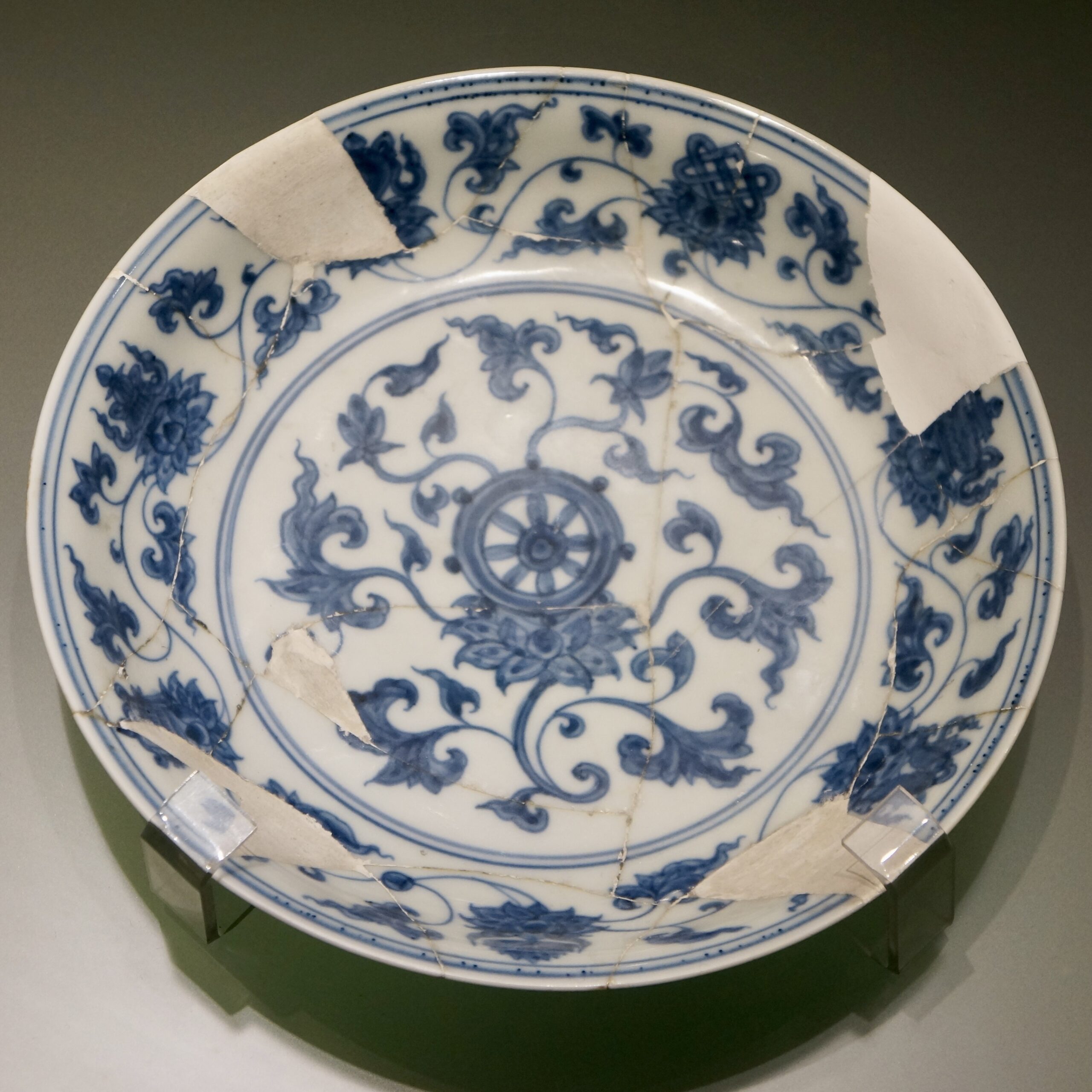 C. 1465-1487 明成化青花莲托八吉祥纹盘- Hou のDigital Space