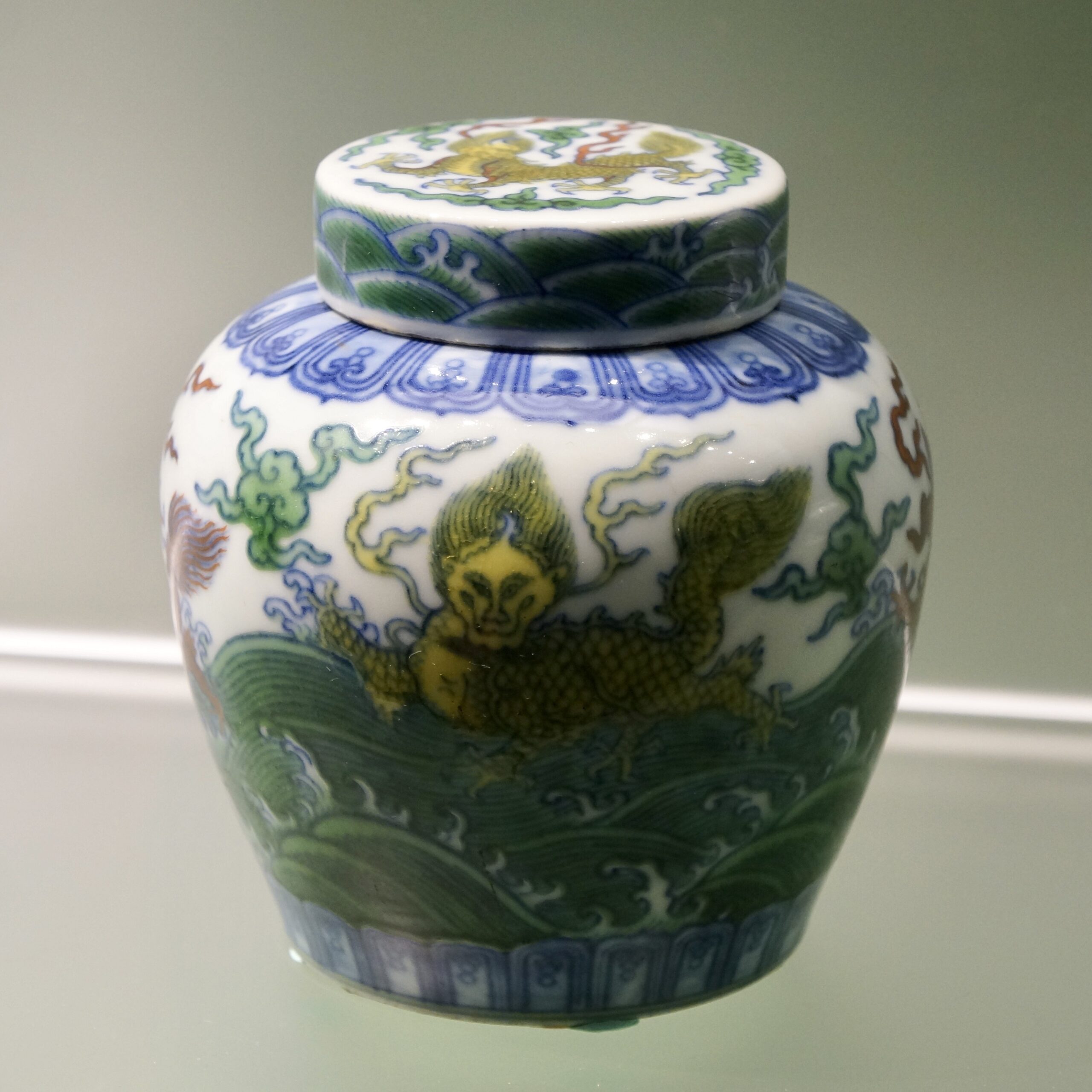 C. 1723-1735 清雍正仿成化斗彩海水异兽图天字盖罐- Hou のDigital Space