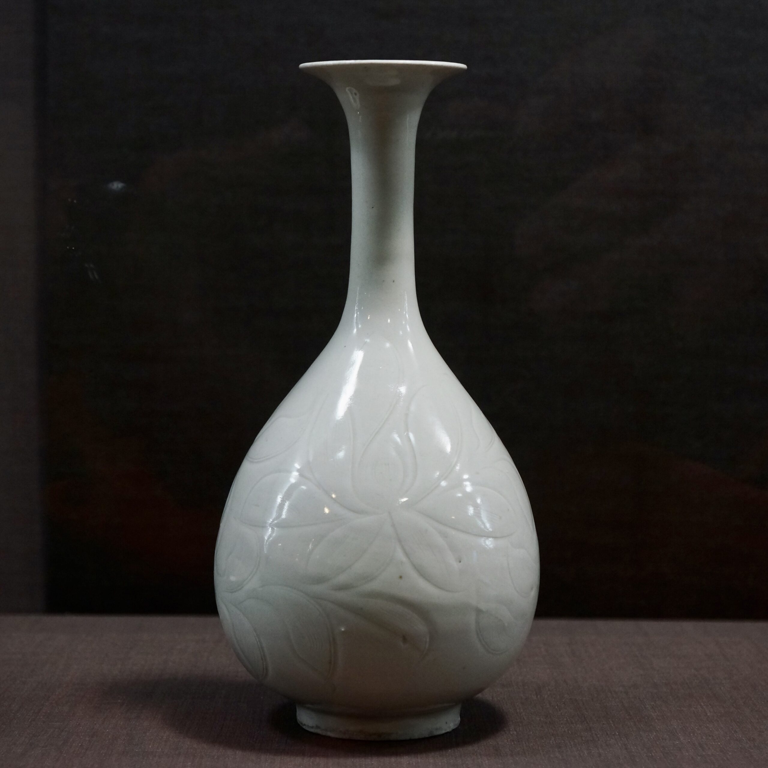 12thC. 北宋定窑划花莲纹长颈瓶- Hou のDigital Space