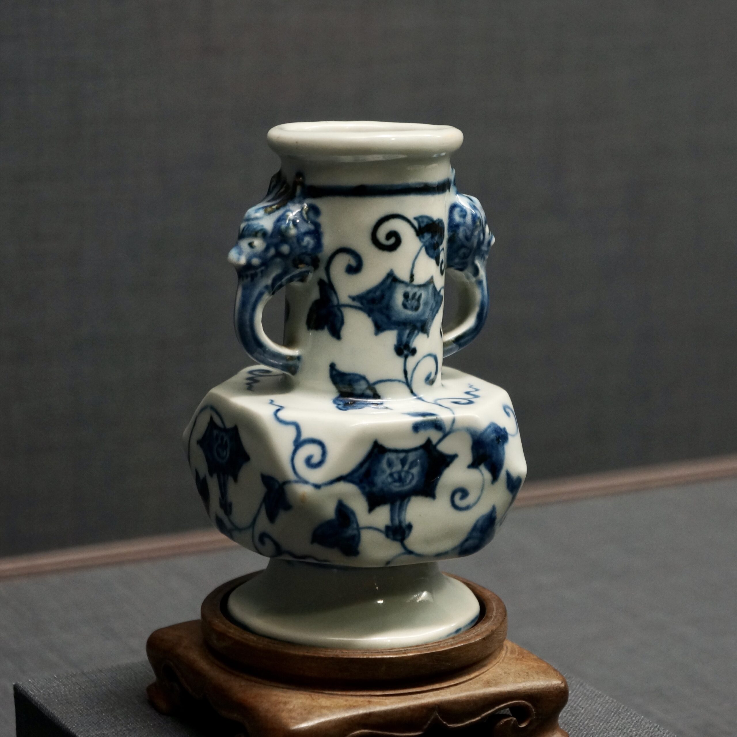 明 宣德 青花牵牛花卉紋折方瓶 ©️Hou Mengwei