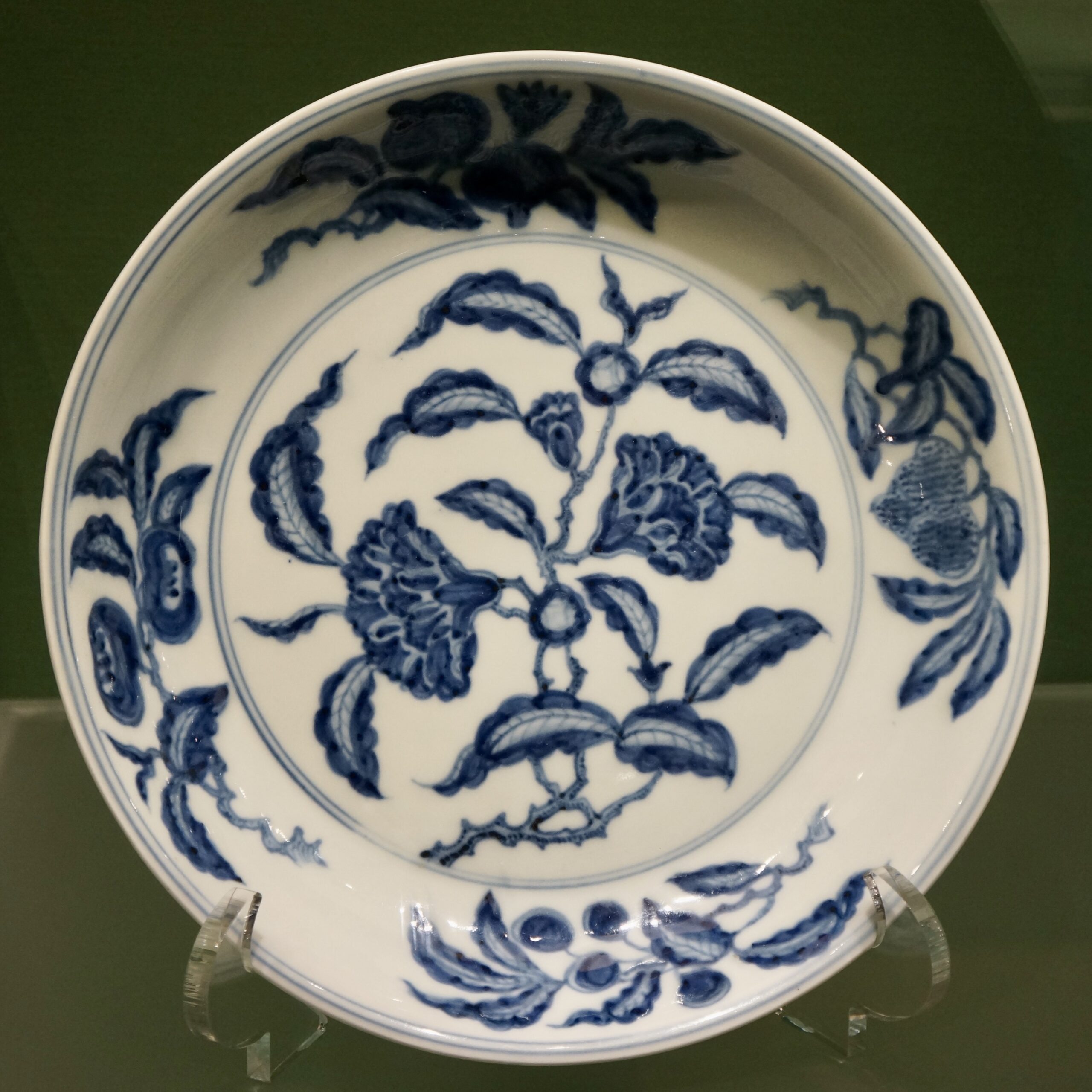 中国美術 青花蓮花紋皿 φ47cm 故宮博物院(ZE472) 青花束蓮紋皿 PF103 | Looking For 物色